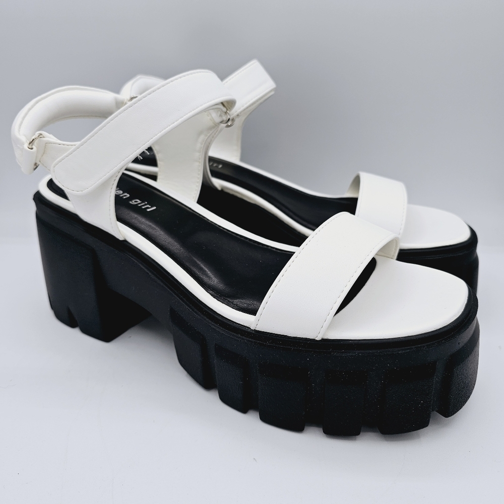 Madden Girl Grandy White Chunky Platform Sandals NWOT, size 9.5